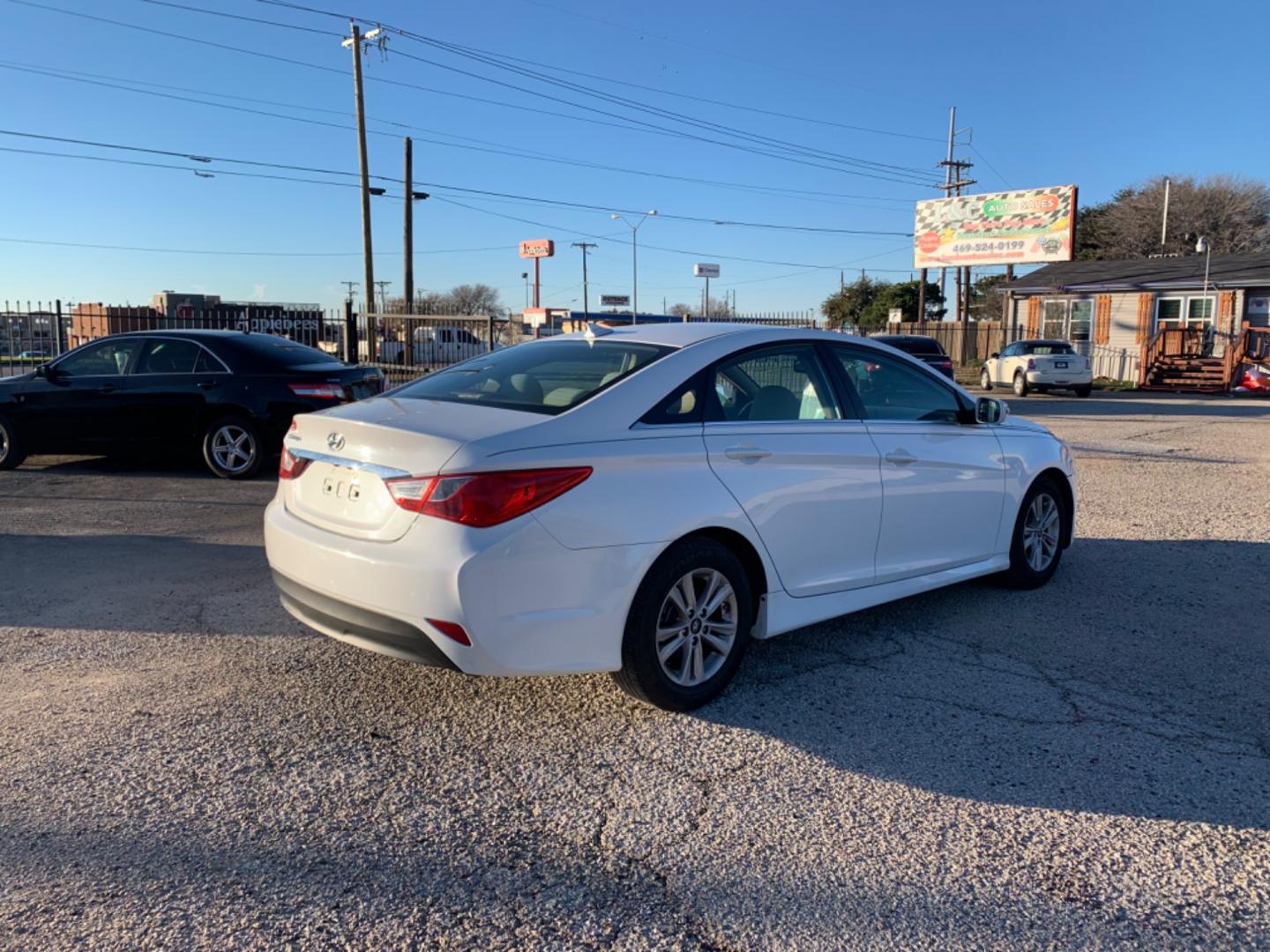 2014 White /Tan Hyundai Sonata (5NPEB4AC9EH) , AUTOMATIC transmission, located at 1830 North Belt Line Road, Irving, TX, 75061, (469) 524-0199, 32.834373, -96.993584 - Photo#5